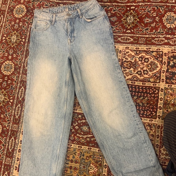 ASOS DESIGN men’s baggy skater jeans in light blue - Picture 3 of 3